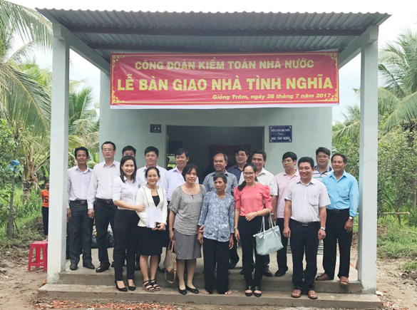 Bàn giao nhà tình nghĩa cho gia đình liệt sĩ tại Bến Tre