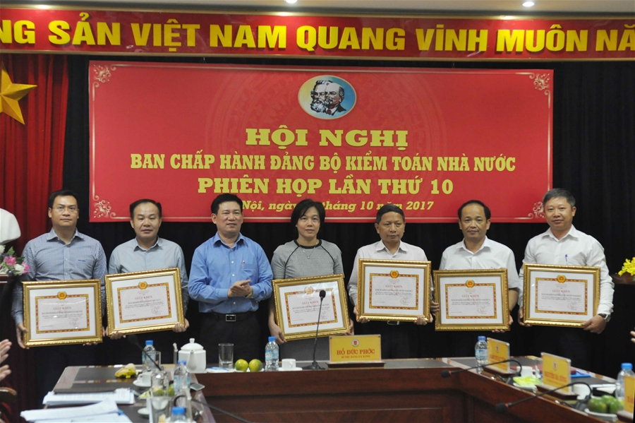 Khen thưởng các tập thể có thành tích xuất sắc trong công tác đền ơn, đáp nghĩa